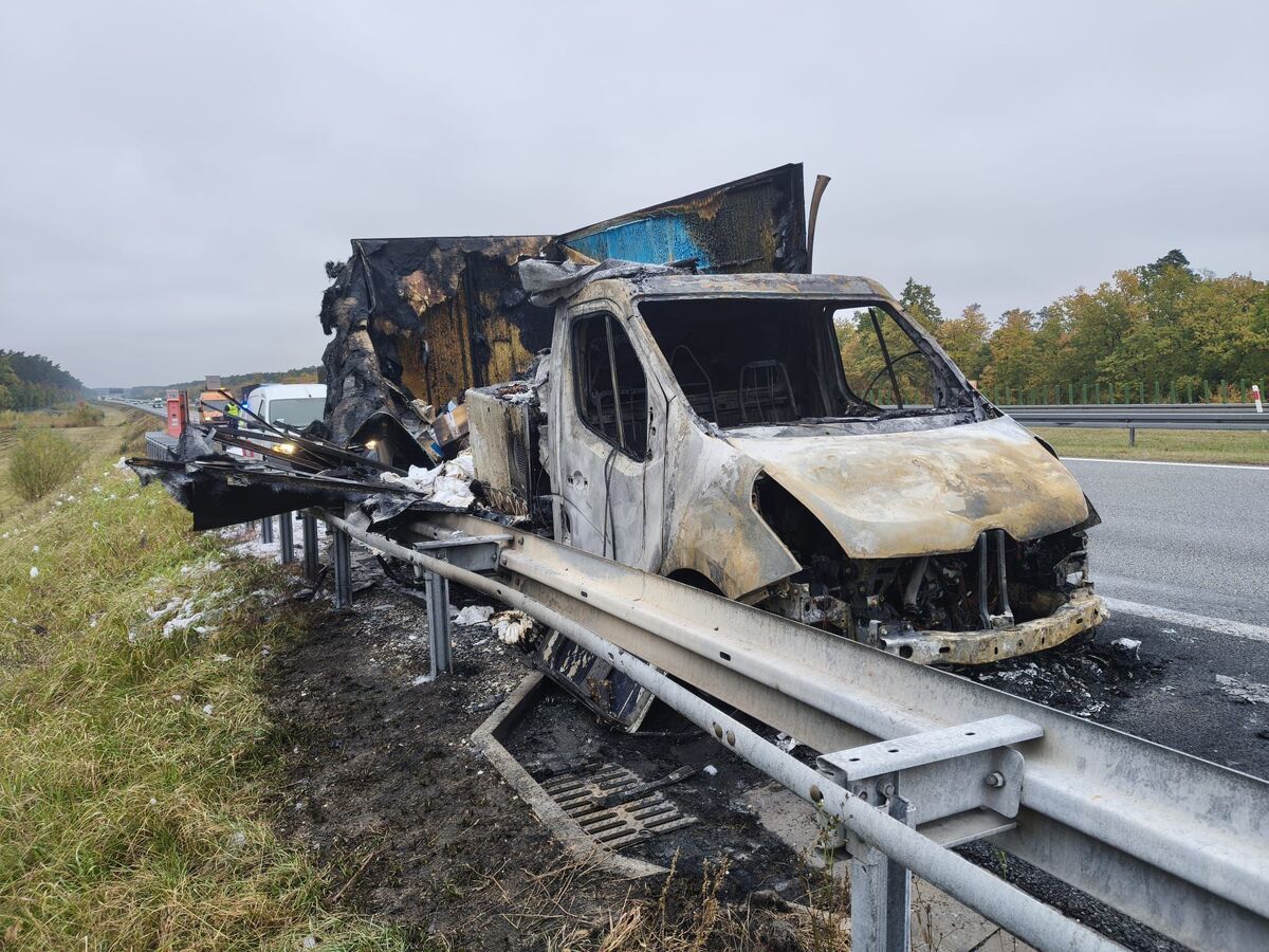 Spalone dostawcze Renault przy barierze autostrady A1 w Odolionie