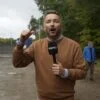 Reporter Kanału Zero przy bramie biokompostowni w Aleksandrowie Kujawskim