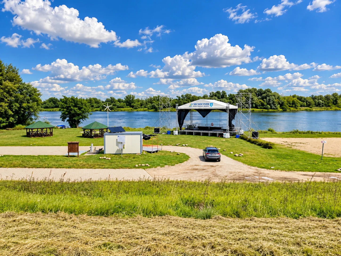Przystań nad Wisłą w Ciechocinku z przygotowaną sceną, sfotografowana w dniu pierwszego planowanego ESKA Music Tour.
