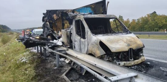Spalone dostawcze Renault przy barierze autostrady A1 w Odolionie