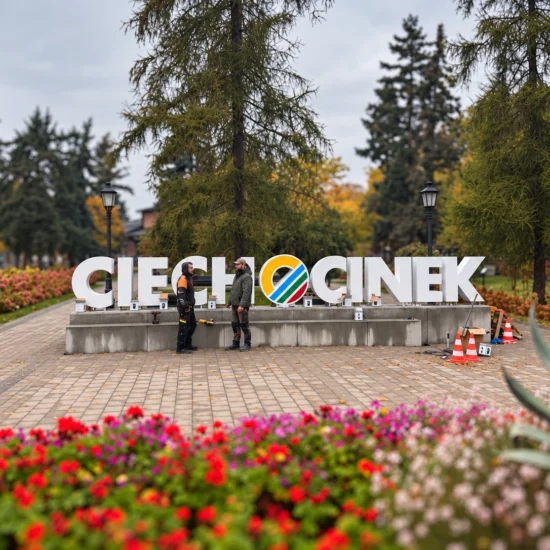 Monterzy przy przestrzennym napisie CIECHOCINEK na Skwerze Excentryków