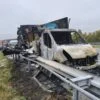 Spalone dostawcze Renault przy barierze autostrady A1 w Odolionie
