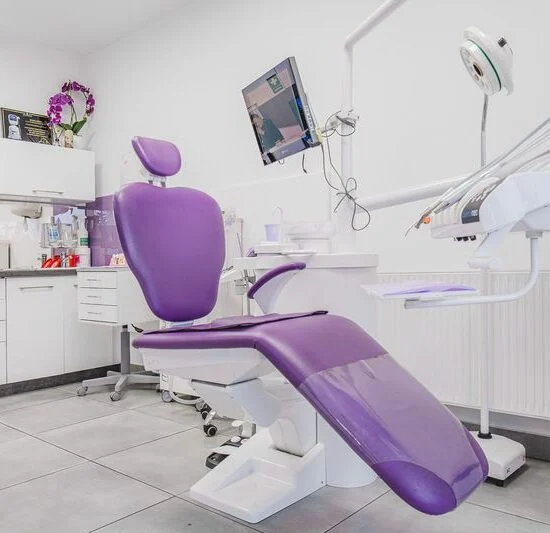 Fioletowy fotel stomatologiczny we wnętrzu gabinetu Schelldent w Ciechocinku