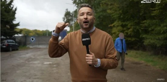 Reporter Kanału Zero przy bramie biokompostowni w Aleksandrowie Kujawskim