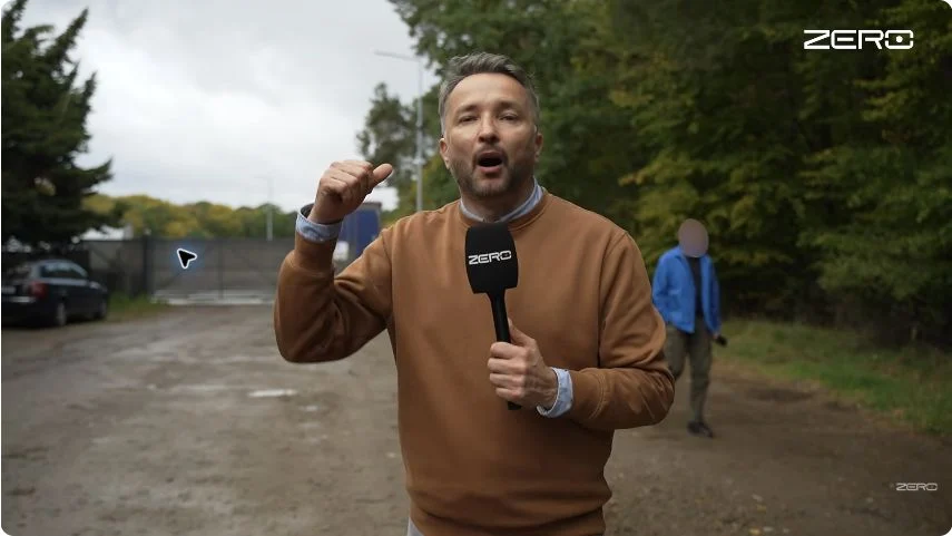 Reporter Kanału Zero przy bramie biokompostowni w Aleksandrowie Kujawskim