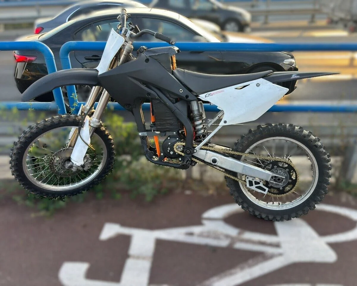 Zmodyfikowany motocykl typu cross z napędem elektrycznym, zatrzymany przez policję w Toruniu.