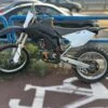 Zmodyfikowany motocykl typu cross z napędem elektrycznym, zatrzymany przez policję w Toruniu.