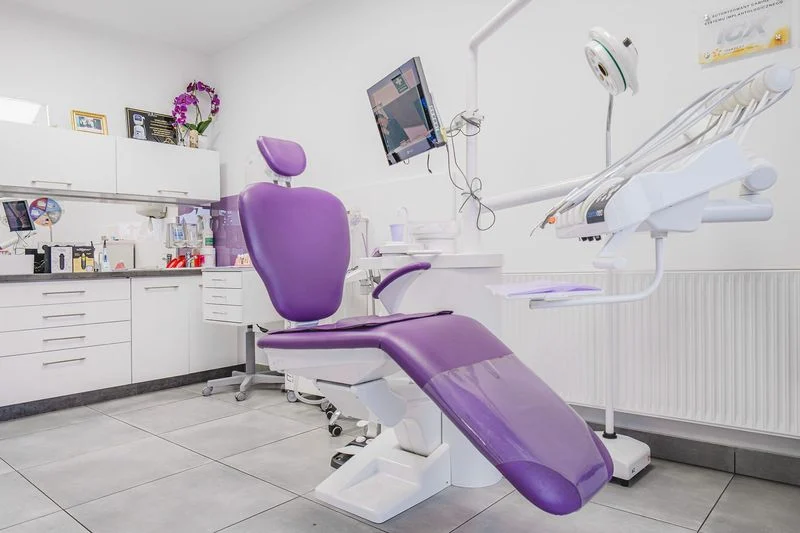 Fioletowy fotel stomatologiczny we wnętrzu gabinetu Schelldent w Ciechocinku