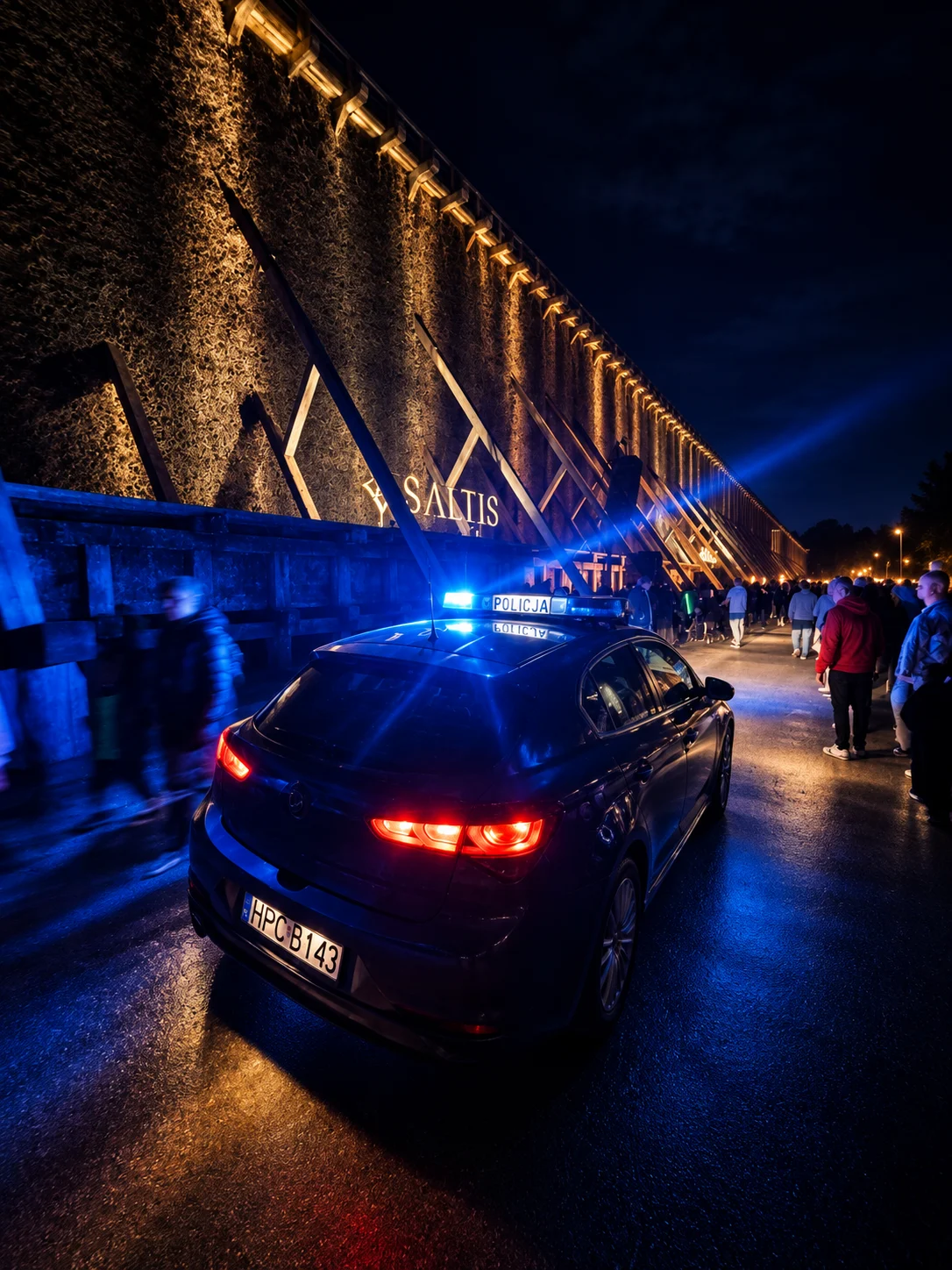 SALT Festival przyciągnął tłumy pod tężnie. A potem pojawił się radiowóz.