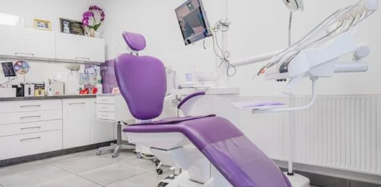 Fioletowy fotel stomatologiczny we wnętrzu gabinetu Schelldent w Ciechocinku