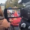 Dziennikarze rozmawiają z mieszkanką przed spotkaniem w Ciechocinku.