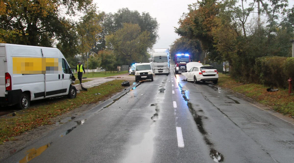 Samochody uszkodzone w wypadku na drodze wojewódzkiej nr 266 w Krzywosądzy.