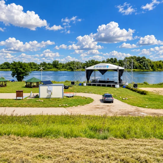Przystań nad Wisłą w Ciechocinku z przygotowaną sceną, sfotografowana w dniu pierwszego planowanego ESKA Music Tour.