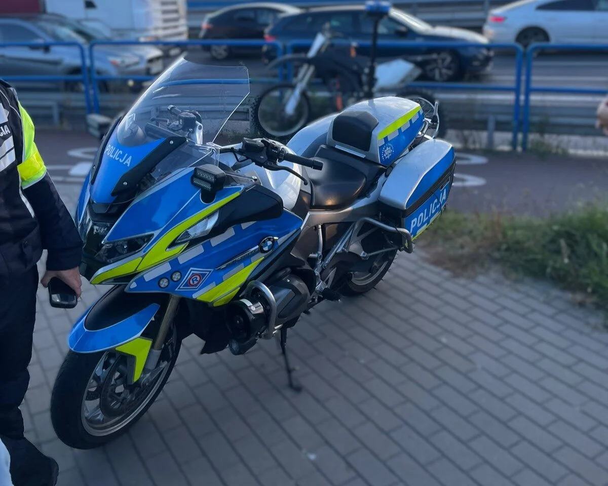 Policyjny motocykl wykorzystany przez toruńską drogówkę.