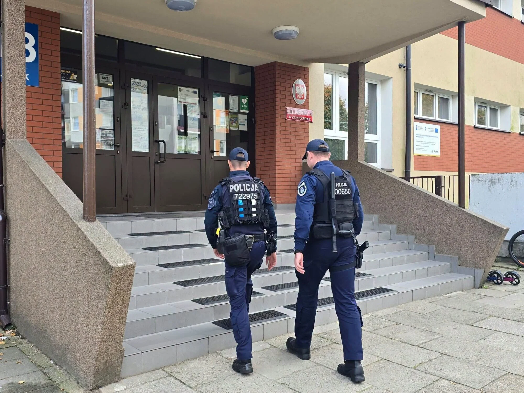 Dwaj policjanci przed wejściem do szkoły w Częstochowie — zdjęcie ilustracyjne