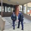 Dwaj policjanci przed wejściem do szkoły w Częstochowie — zdjęcie ilustracyjne