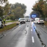 Samochody uszkodzone w wypadku na drodze wojewódzkiej nr 266 w Krzywosądzy.