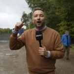 Reporter Kanału Zero przy bramie biokompostowni w Aleksandrowie Kujawskim
