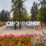 Monterzy przy przestrzennym napisie CIECHOCINEK na Skwerze Excentryków