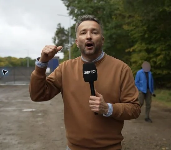 Reporter Kanału Zero przy bramie biokompostowni w Aleksandrowie Kujawskim