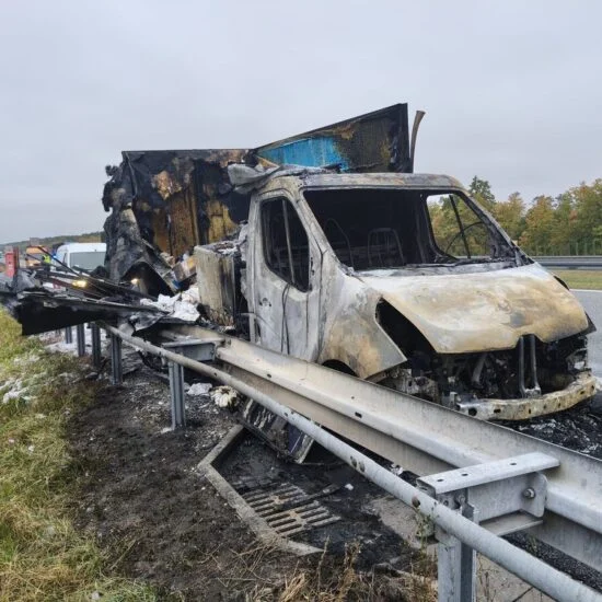 Spalone dostawcze Renault przy barierze autostrady A1 w Odolionie