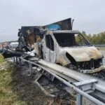 Spalone dostawcze Renault przy barierze autostrady A1 w Odolionie